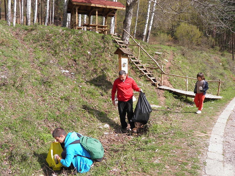 Почистване на природен парк 