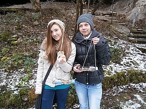 Зрънце любов за птиците в планината