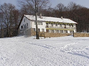 Обява за търг за хижа Пършевица и Дом на Алпиниста