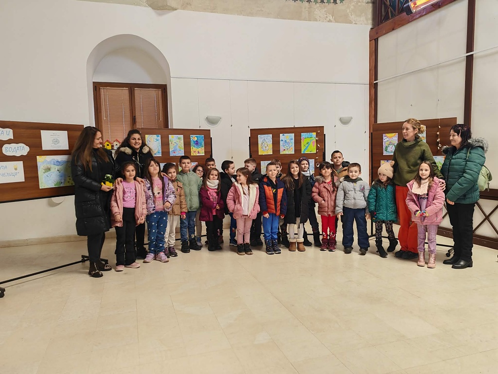 /bg/izlozhba-detsata-i-vodata-beshe-otkrita-v-prirodozashtiten-tsentar-natura-/