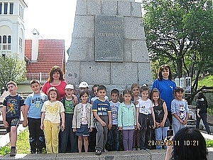 Деца от ЦДГ "Българче" почистиха района на Хижата
