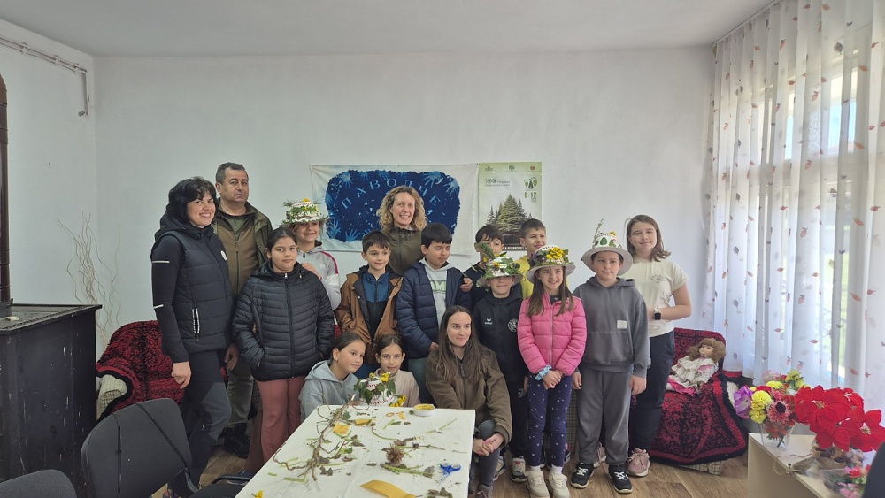 /bg/sedmitsata-na-gorata-s-detsa-ot-s-pavolche/